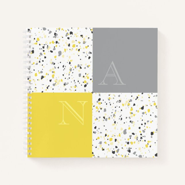 Moderner Gelbgrauer Monogram Terrazzo Notizbuch (Vorderseite)