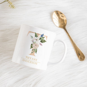 Moderner goldener Wasserfarben-Blumenbuchstabe T Kaffeetasse