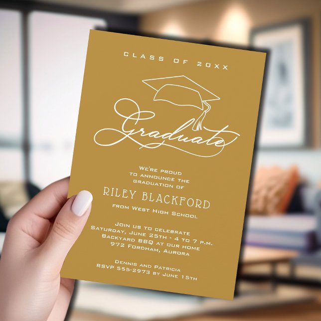 Moderner Grad-Cap-Gold-Abschluss Ankündigung (Gold graduation announcement cards feature your details in chic white lettering.)