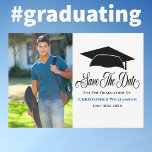 Moderner Grad Foto Abschluss Save The Date<br><div class="desc">Erstellen Sie eine atemberaubende Abschluss Save the Date Fotokarte für die Klasse 2023 mit einem stilvollen, modernen Design - perfekt zum Teilen mit Freunden und Familie! Fügen Sie Ihr Lieblings-Senior-Portrait-Foto ein. Umfasst ein modernes Design mit einer symbolischen Graduierungskappe, Schriftzypografie, Name, Veranstaltung und Datum. Kaufen Sie eine gedruckte Kopie, eine digitale...</div>