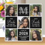 Moderner Graduate 5 Foto Collage Black Abschluss Fotoplatte<br><div class="desc">Feiern Sie Ihren Absolventen mit dieser modernen und eleganten Collage Abschluss-Plakette aus Foto. Personalisieren Sie Ihre Fotos mit 5 Ihrer Lieblings-Senior-oder Uni- und personalisieren Sie mit Monogramm Initial, Name, schließ Jahr, High School oder Uni Namen. Inspiration Zitat: "Seien Sie stolz darauf, wie weit Sie gekommen sind, haben Sie Vertrauen, wie...</div>