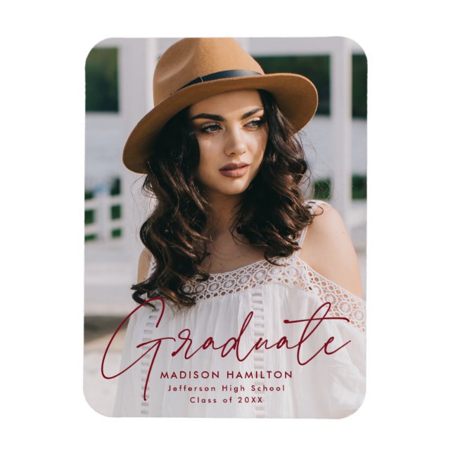 Moderner Graduate Burgundy Script Foto Abschluss Magnet (Vertikal)