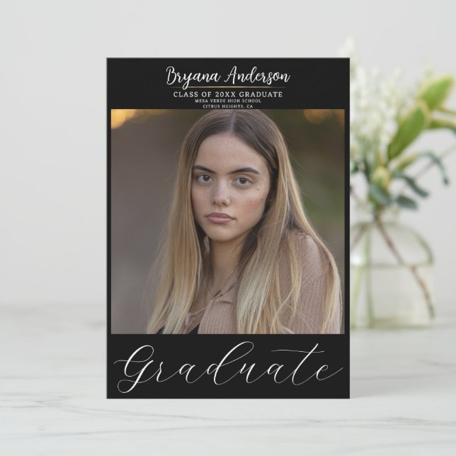 Moderner Graduate Trendy Foto Abschluss Einladung (Stehend Vorderseite)