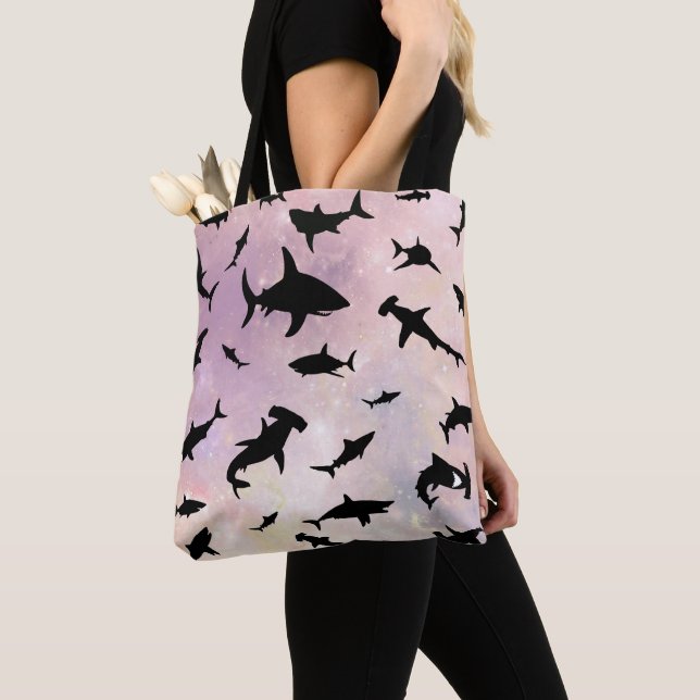 Moderner Hai-Kiefer unter der Meergalaxie Tasche (Von Nahem)