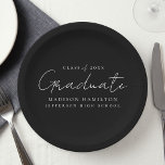 Moderner handgeschriebener Script Black Abschluss Pappteller<br><div class="desc">Mit unseren stilvollen Abschluss-Papier-Tellern steigern Sie Ihr Dekor für Ihre Abschlussfeier! Mit einem handgeschriebenen, schicken, weißen Drehbuch und schwarzem Hintergrund fügen diese Teller Ihrer Feier eine Touch der Eleganz hinzu. Personalisieren Sie sie mit dem Namen des Absolventen, dem Abschluss und dem Schulnamen. Egal, ob Sie Snacks oder Getränke servieren, diese...</div>