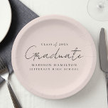 Moderner handgeschriebener Script Blush-Abschluss Pappteller<br><div class="desc">Mit unseren stilvollen Abschluss-Papier-Tellern steigern Sie Ihr Dekor für Ihre Abschlussfeier! Mit einem handgeschriebenen, schicken schwarzen Drehbuch und einem schwarzen Hintergrund fügen diese Teller Ihrer Feier eine Touch der Eleganz hinzu. Personalisieren Sie sie mit dem Namen des Absolventen, dem Abschluss und dem Schulnamen. Egal, ob Sie Snacks oder Getränke servieren,...</div>