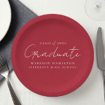 Moderner handgeschriebener Script Red Abschluss Pappteller<br><div class="desc">Mit unseren stilvollen Abschluss-Papier-Tellern steigern Sie Ihr Dekor für Ihre Abschlussfeier! Mit einem handgeschriebenen, schicken, weißen Drehbuch und einem roten Hintergrund fügen diese Teller Ihrer Feier eine Touch der Eleganz hinzu. Personalisieren Sie sie mit dem Namen des Absolventen, dem Abschluss und dem Schulnamen. Egal, ob Sie Snacks oder Getränke servieren,...</div>