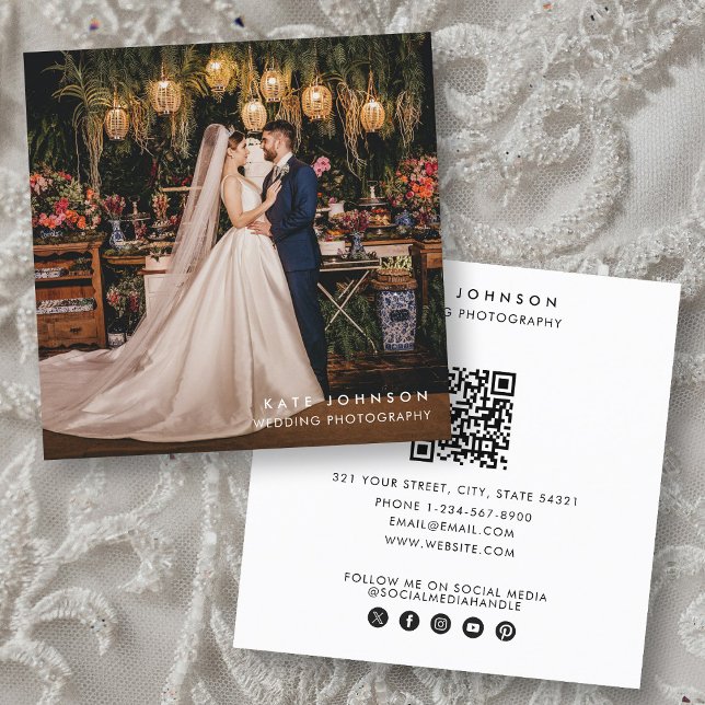 Moderner Hochzeitfotograf QR Code Social Media Quadratische Visitenkarte (Modern Wedding Photographer QR Code Social Media Square Business Card)