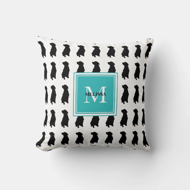 Moderner Hund verfolgt aquamarinen Monogrammnamen Kissen (Vorderseite)