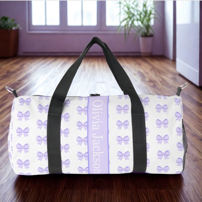 Moderner Individuelle Name Lila Flachbandweißtext Duffle Bag (Modern custom name purple ribbon white text duffle bag)