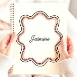 Moderner Individuelle Name mit Wavy-Scallotion Planer<br><div class="desc">Bleibe und stilvoll mit diesem eleganten Planer mit einem weichen, abgerundeten Rahmen. Personalisieren Sie es mit Ihrem Namen für eine einzigartige und raffinierte Touch. Dieser Planer ist ideal, um Termine, Termine und alle wichtigen Termine behalten. Mit seinem klassischen Design und dem großzügigen Schreibbereich ist es ein Muss für jeden, der...</div>