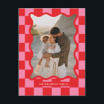 Moderner Karo mit glattem Rand - minimales Foto We Feiertagspostkarte<br><div class="desc">Moderne minimale grafische Karo Muster rot und rosa gewellte Kante Foto Weihnachtsfeiertag Postkarte. Kühne auf Trend-Design. Teil einer Ferienkollektion.</div>