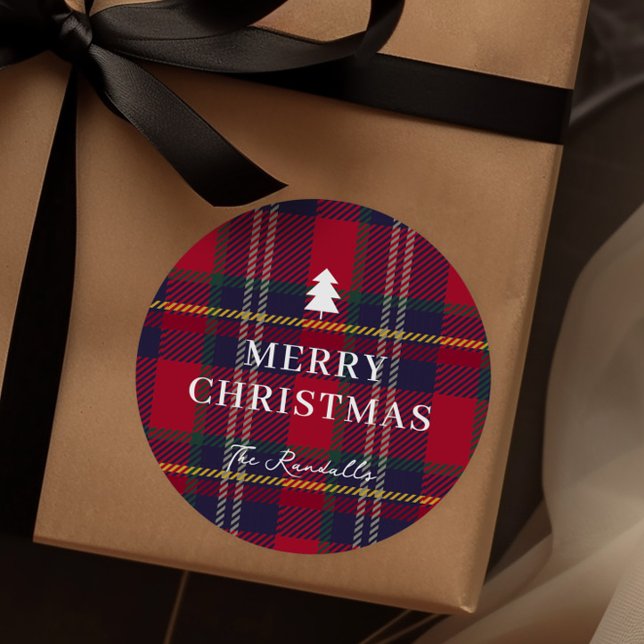Moderner Karo-Weihnachtsbaum  Runder Aufkleber (Rustic red plaid Christmas tree gift tag sticker.)