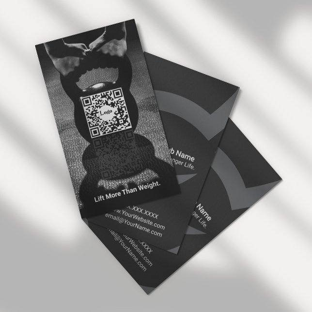 Moderner Kettlebell-Fitness-QR-Code Visitenkarte (Turn every lift into a lasting connection.)
