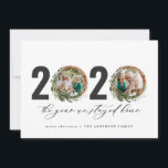 Moderner Laubkranz 2020 bleibe Zuhause Feiertagskarte<br><div class="desc">Modernes,  minimales Blatt Kranz Frohe Weihnachten 2020 das Jahr bleibe wir Zuhause Script Weihnachtskarte. Handgemalte Eukalyptus,  minimales Laub und modernes rustikales Rattanfeuer verleihen dieser Ferienkarte ein luxuriöses Ambiente. In klassischen Grüntönen,  Braun und Grau.</div>