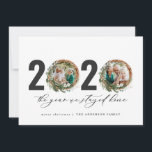 Moderner Laubkranz 2020 bleibe Zuhause Feiertagskarte<br><div class="desc">Modernes, minimales Blatt Kranz Frohe Weihnachten 2020 das Jahr bleibe wir Zuhause Script Weihnachtskarte. Handgemalte Eukalyptus, minimales Laub und modernes rustikales Rattanfeuer verleihen dieser Ferienkarte ein luxuriöses Ambiente. In klassischen Grüntönen, Braun und Grau.</div>