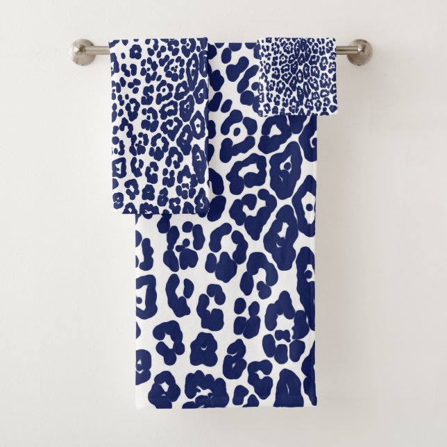 Moderner Leopardendruck in Weiß und Marineblau Badhandtuch Set (Insitu)