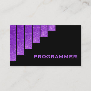 Moderner lila-schwarzer Programmierer mit vertikal Visitenkarte