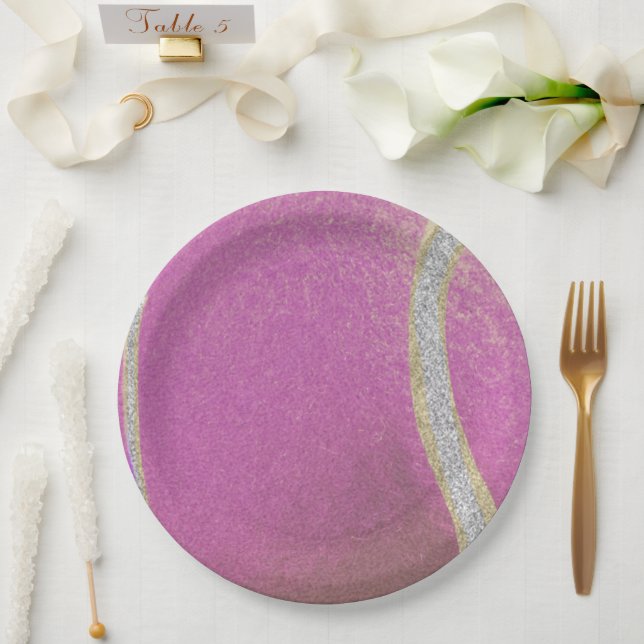 Moderner Lila Tennisball in Rosa Pappteller (Hochzeit)