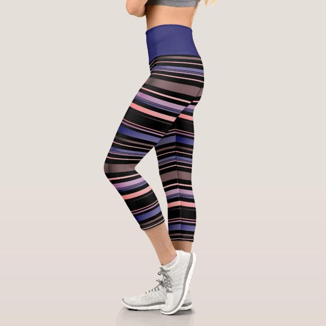 Moderner Lila und schwarzer Horizontalstreifen Capri Leggings (Links)