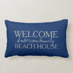Moderner Marineblau Lendenkissen<br><div class="desc">Modernes Marineblau Willkommen zu unserem Strand-Haus,  Familienname,  Wurfskissen.
Sie können es personifizieren und den Text und die Front und die Rückseite ändern und Ihren eigenen Namen addieren.</div>