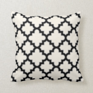 Moderner Marokkaner Quatrefoil im schwarzen Kissen
