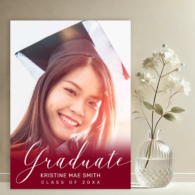 Moderner Maroon White Calligraphy Foto Abschluss Einladung (Maroon with White Calligraphy Script Photo Graduation Announcement and Party Invitation)