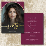 Moderner Minimal Burgundy Arch Fortieth Birthday Folieneinladung<br><div class="desc">Feiern Sie mit dieser einfachen, modernen 40. Geburtstagsfeier in ruhigem, elegantem Stil - entworfen mit einem Stil, der sich um Sie dreht. Mit einem leicht dunkelem Overlay und in echter Folie gekleidetem Foto in Bogenform. Eine echte Folie modernes Drehbuch "vierzig" erstreckt sich über die Vorderseite und erfasst Ihren Stil und...</div>