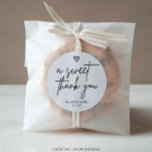 Moderner Minimal ein süß Dankeschön Gastgeschenk H Runder Aufkleber<br><div class="desc">Diese modernen Minimalistischen A Sweet Danke Gastgeschenk Hochzeit Aufkleber sind perfekt für eine minimalistische Hochzeit oder eine moderne Hochzeit. Dieses einfache Design verfügt über einen Handskript-Schriftart, der für Ihre Veranstaltung perfekt geeignet ist. Anpassbar alle Formulierungen in jeder Farbe. Sie können auch jedes Bild hinzufügen, wenn Sie möchten! Personalisieren Sie diese...</div>
