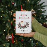 Moderner Minimal frohe Weihnachten Roter Berry Bot<br><div class="desc">Senden Sie einen schönen Urlaub Gruß in dieser Saison mit dieser Modern Minimal Merry Weihnachten Red Berry Botanische Weihnachtskarte! Diese elegante, festliche Karte wird sicher sein, den Empfänger in den Urlaub Geist! Die warmen Farben der Kiefernwälder, Eukalyptusbäume, roten und weißen Beeren und Kiefernbäume verleihen dem Ganzen eine moderne Ligaturtypografie mit...</div>