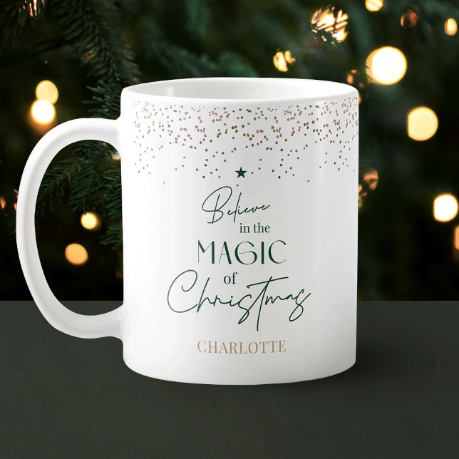 Moderner Minimal Gold Glitzer Grüner Weihnachtsbau Kaffeetasse (Modern typography design Christmas mug in pine green with faux gold glitter effect around the rim)