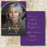 Moderner Minimaler Lila Bogen Sechzigste Geburtsta Folieneinladung<br><div class="desc">Feiern Sie mit dieser einfachen, modernen 60. Geburtstagsfeier in ruhigem, elegantem Stil - entworfen mit einem Stil, der sich um Sie dreht. Mit einem leicht dunkelem Overlay und in echter Folie gekleidetem Foto in Bogenform. Ein echtes, modernes Drehbuch "sechzig" dehnt sich über die Vorderseite aus und erfasst Ihren Stil und...</div>