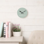 Moderner Minimaler Personalisierter Name der Seite Runde Wanduhr<br><div class="desc">Fügen Sie Ihrem Raum eine Touch zeitloser Eleganz mit unserer modernen Minimal Sage Green Personalisiert Wall Uhr hinzu. Dieses elegante Uhrwerk wurde mit Einfachheit und Raffinesse im Hinterkopf gestaltet und ist individuell an Ihren einzigartigen Stil angepasst. Es ist perfekt für jeden Raum geeignet und verbindet mühelos modernes Design mit schlichter...</div>