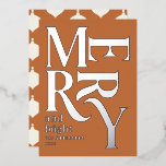 Moderner minimaler traditioneller froher Weihnacht Folien Feiertagskarte<br><div class="desc">Moderne minimale traditionelle Retro Vintage Grafik Typografie Rost Terracotta fröhliche Weihnachtskarte. Teil einer kühnen Ferienkollektion. Echte Folie fügt eine elegante Designer-Touch hinzu.</div>