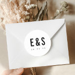 Moderner Minimalistischer Big Bold Monogram Umschl Runder Aufkleber<br><div class="desc">Siegel Sie Ihre Hochzeitshülle mit modernster Eleganz mit diesem fett-schwarzweiß-runden Aufkleber. Mit seiner puristischen Typografie und seinem minimalistischen Design ist es der ideale Begleiter,  um Einladungen,  Dankeschön-Karten und andere Schreibwaren in Ihrer Hochzeitssuite mit einer stilvollen Touch zu versehen. Vollständig anpassbar mit Namen,  Initialen und Datum.</div>