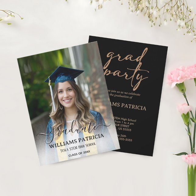Moderner Minimalistischer einfacher Lässiger Foto  Einladung (Discover modern minimalist casual photo graduation invite perfect for celebrating your special day.)
