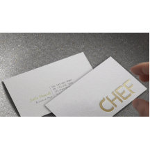 Moderner Minimalistischer Koch mit weißem und gold