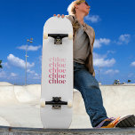 Moderner Minimalistischer Personalisierter Repetie Skateboard<br><div class="desc">Modernes,  lustiges personalisiertes Skateboard mit Serif-Schriftart in Kleinbuchstaben,  der den Namen in hellrosa bis raspberry/magenta auf weißem Hintergrund wiederholt. Ein einzigartiges personalisiertes Geschenk für sich selbst,  einen Freund oder einen geliebten. Der Name kann je nach Buchstaben etwa 7 bis 8 Buchstaben haben.</div>