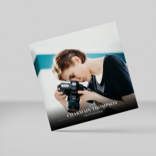 Moderner Minimalistischer Schwarzweißtext   FOTO Quadratische Visitenkarte