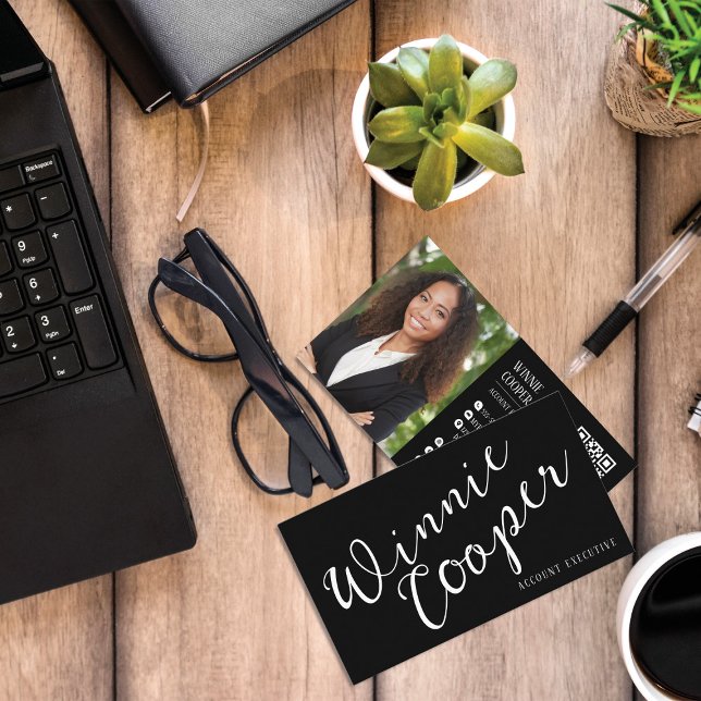 Moderner Minimalistischer Skriptname Schwarz-weiß Visitenkarte (Von Creator hochgeladen)