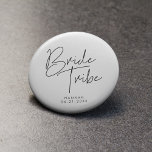 Moderner minimalistischer Stamm Button<br><div class="desc">Holen Sie sich coole,  personalisierbare Bachelorette-Paty-Geschenke,  während Sie für den großen Tag gewartet werden.</div>