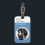 Moderner, moderner, stilvoller Typograf Gepäckanhänger<br><div class="desc">Modernes und berufliches Gepäckanhänger für Fotografie,  das Ihr Foto in einem Kreissaal mit trendiger minimalistischer Typografie präsentiert. Das ist die ruhige blaue Version.</div>