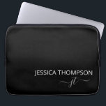 Moderner Monogram Name Stilvoll Schwarz-weiß Laptopschutzhülle<br><div class="desc">Maßgeschneiderter mit Monogramm Skriptname und Initialen modern und niedlich, mädchenhaft schwarz und weiß hinzufügen Laptop Sleeve personalisiert und perfekt für das Büro oder die Schule.</div>