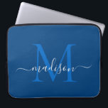 Moderner Monogramm-Marine-Blau-eleganter schicker Laptopschutzhülle<br><div class="desc">Moderne Monogramm-Marine-Blau-weiße Girly schicke Skript-Namencomputerhülse</div>