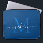 Moderner Monogramm-Marine-Blau-eleganter schicker Laptopschutzhülle<br><div class="desc">Moderne Monogramm-Marine-Blau-weiße Girly schicke Skript-Namencomputerhülse</div>