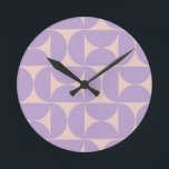 Moderner Musterlavender Mitte des Jahrhunderts Runde Wanduhr<br><div class="desc">Retro Mitte Jahrhundert Modernes Muster - Abstrakte geometrische Formen - Minimalistisches Muster in Lavendel / lila / lila und beige.</div>