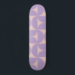 Moderner Musterlavender Mitte des Jahrhunderts Skateboard<br><div class="desc">Retro Mitte Jahrhundert Modernes Muster - Abstrakte geometrische Formen - Minimalistisches Muster in Lavendel / lila / lila und beige.</div>