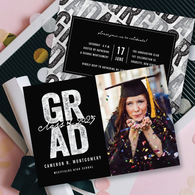 Moderner, mutiger Silver GRAD Stilvoller Foto Absc Ankündigung (Modern Bold Silver Faux Foil GRAD Stylish Photo Graduation Announcement @ zazzle.com/color_therapy)