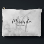 Moderner Name der Personalisierten Bridesmaid Mono Zubehörtasche<br><div class="desc">Fügen Sie Ihrer Hochzeit eine persönliche Touch mit einem personalisierten Brautjunggeschenk hinzu. Dieses Design zeichnet sich durch den personalisierten Namen der Brautjungfrau aus, der im Stil eines grauen, modernen Drehbuch-Schriftartes und in Monogramm im hellgrauen, modernen Schriftart-Stil gehalten ist. Der Hintergrund ist mit dem Schriftart in grauem, modernem Sans-Serif auf weißem...</div>