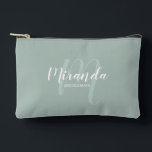 Moderner Name der Personalisierten Bridesmaid Mono Zubehörtasche<br><div class="desc">Fügen Sie Ihrer Hochzeit eine persönliche Touch mit einem personalisierten Brautjunggeschenk hinzu. Dieses Design zeichnet sich durch den personalisierten Namen der Brautjungfrau aus, der im Stil eines modernen Schriftartes mit weißer Schrift und Monogramm im Stil eines modernen, schlanken Schriftartes als Hintergrund mit dem Titel in weißem, modernem Sans Serif Schriftart...</div>